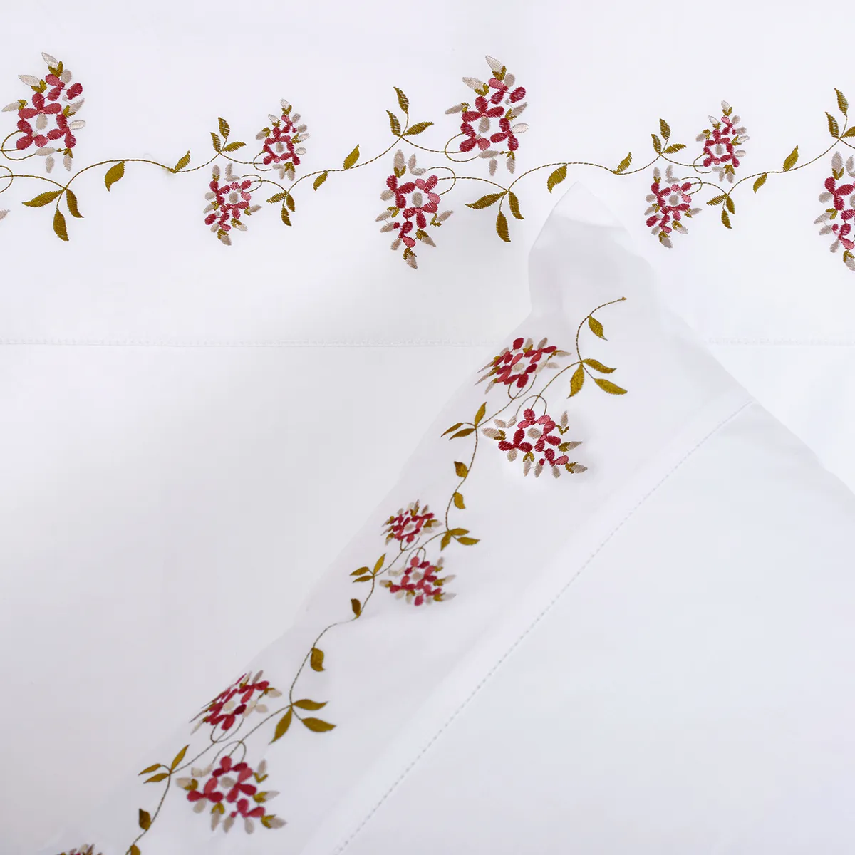 NINA HERRERA - Sábana Bordada Enredadera Rojo 220 Hilos Super King