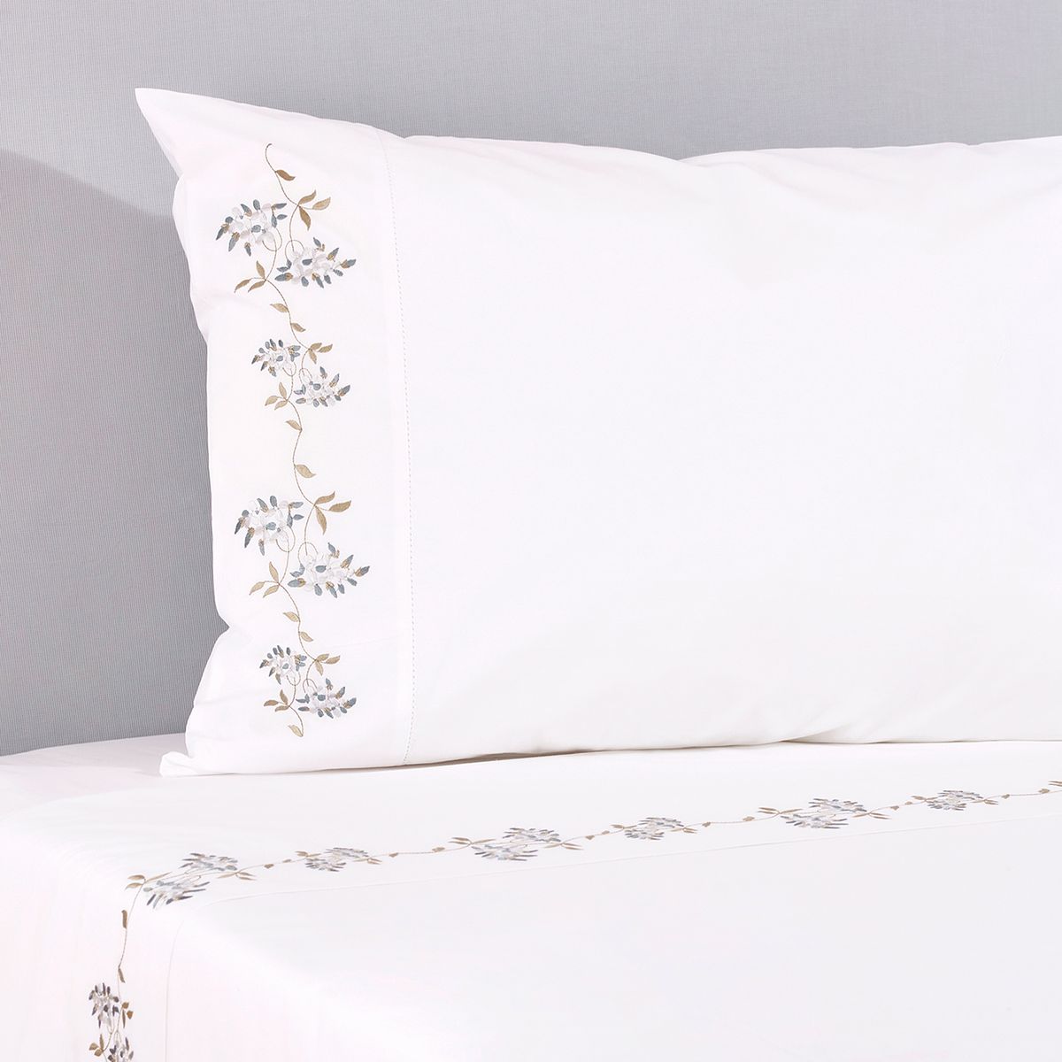 NINA HERRERA - Sábana Bordada Enredadera Azul 220 Hilos King