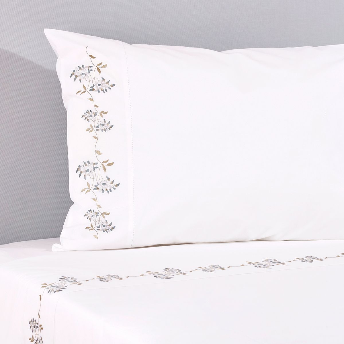 NINA HERRERA - Sábana Bordada Enredadera Azul 220 Hilos Super King