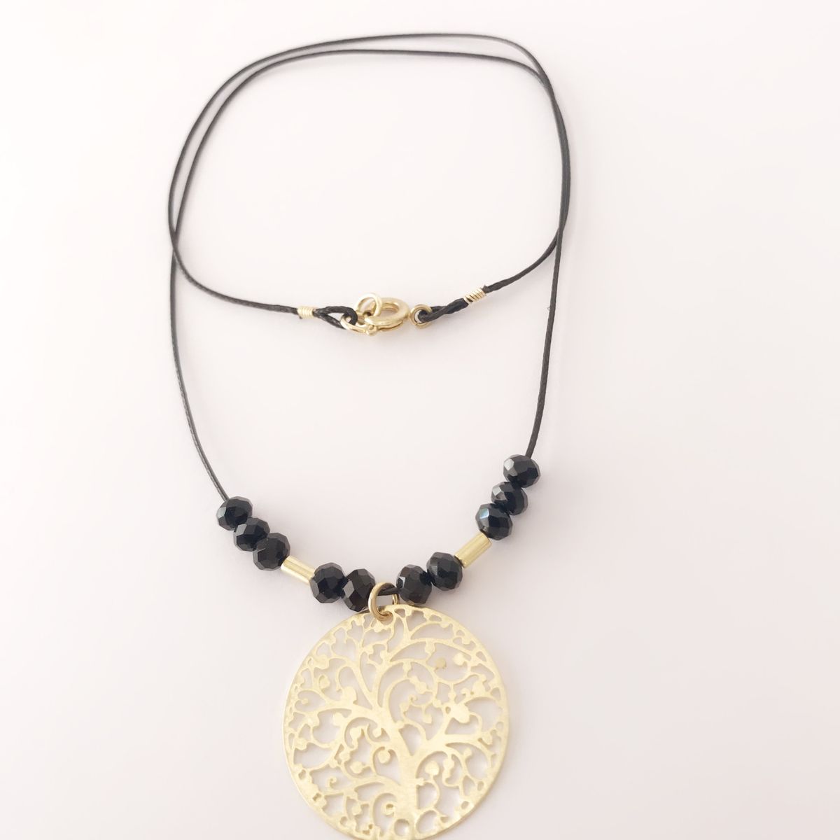 GAB JOYAS - COLLAR HILO SEDA CRISTALES ONIX ACCE. BAÑO ORO AMARILLO