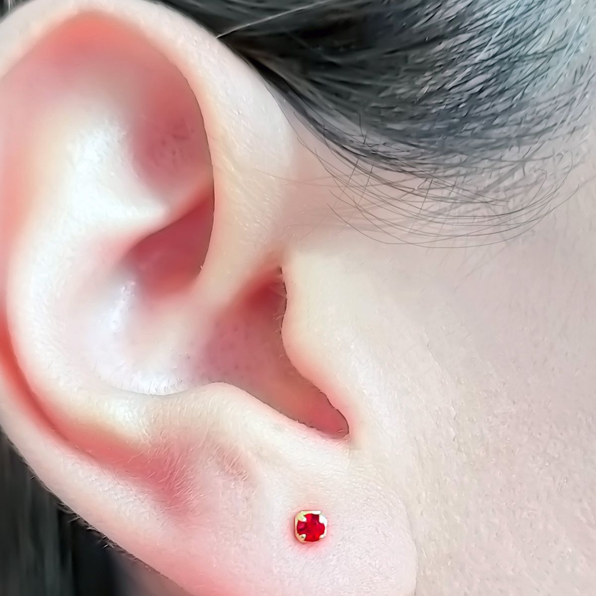 COGGIOLA - Aros Bebé Circón Rojo Enchapado Oro 18K