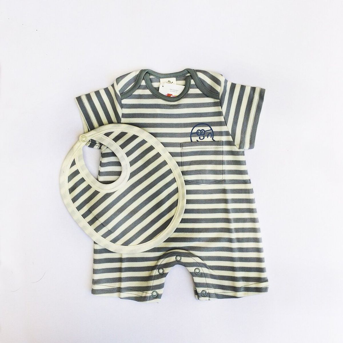 AMKALE - Enterito Bebé Rayas Gris + Babero  - Algodón Orgánico