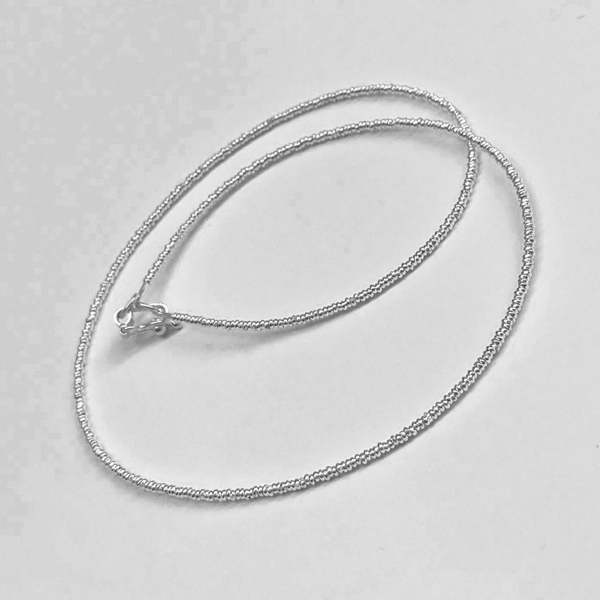 AMKALE - Collar Mostacilla de Plata 40 cm.