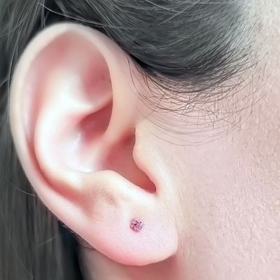 Imagen 2 del producto Aros Bebé Circón Rosado 2mm Enchapado Oro 18K