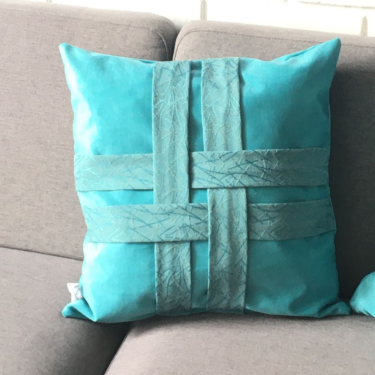 ELIZABETH PEPER - FUNDA COJIN DECORATIVO DISEÑO CINTAS TURQUESA 45X45.