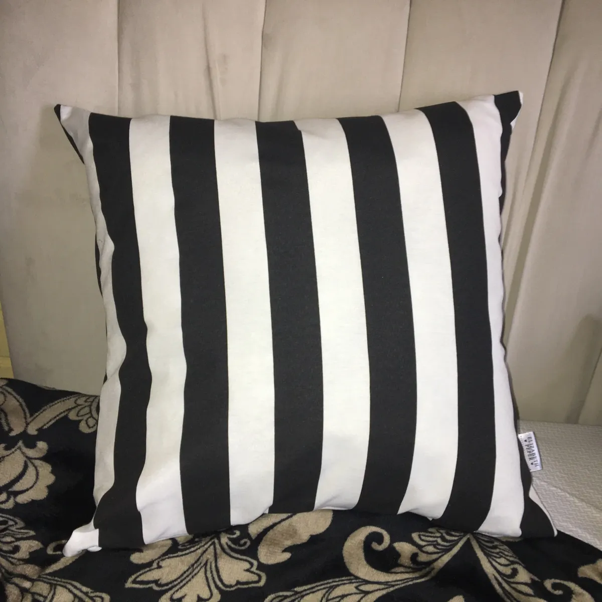 ELIZABETH PEPER - FUNDA COJIN DECORATIVO DISEÑO RAYAS BLANCO Y NEGRO 45X45.