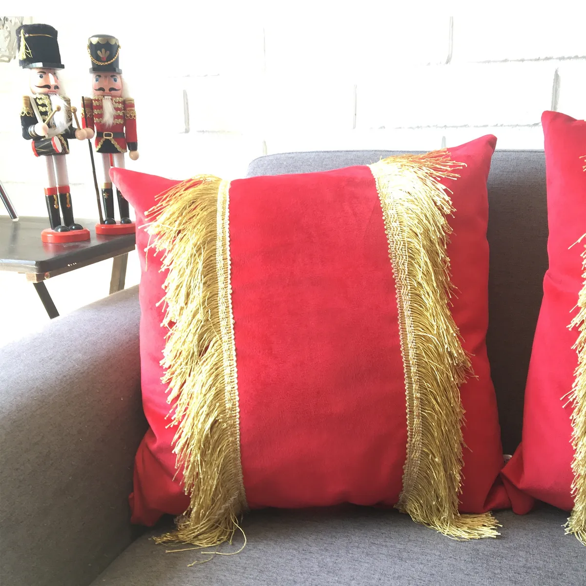 ELIZABETH PEPER - FUNDA COJIN DECORATIVO DISEÑO FESTIVO ROJO Y DORADO 45X45.