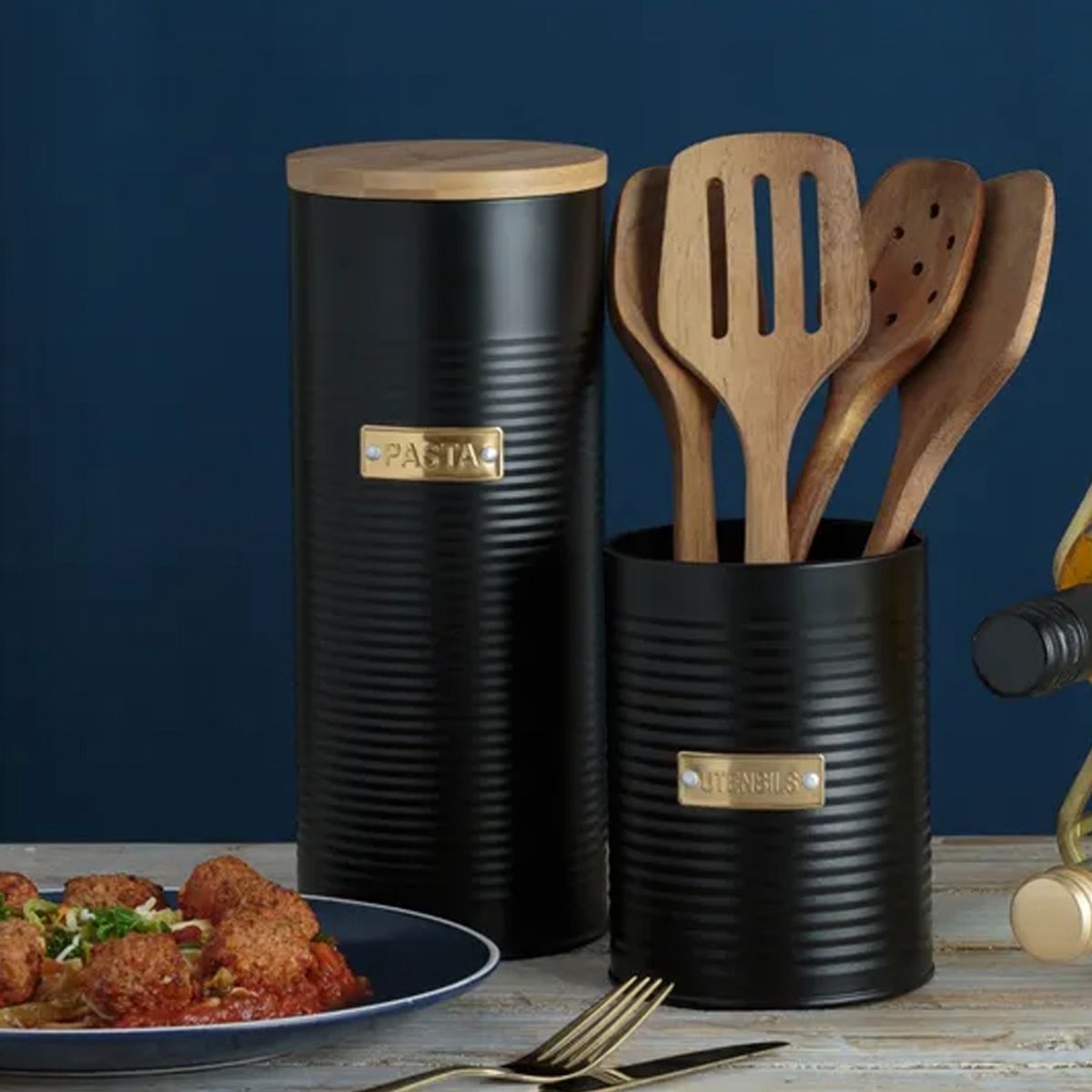 TYPHOON - Contenedor pasta negro.