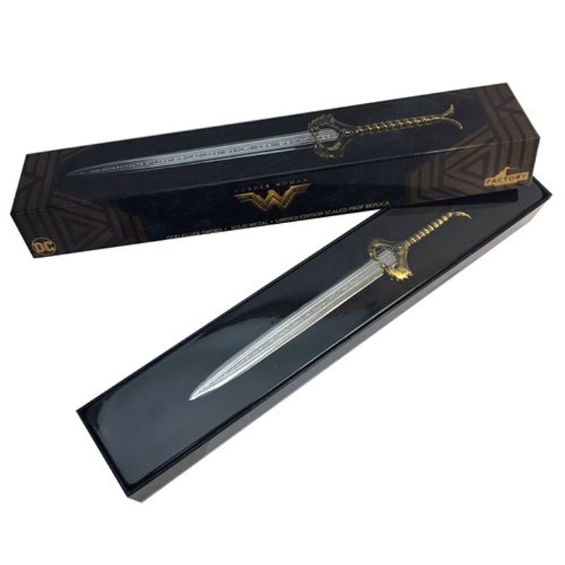 WONDERWORLD - Wonder Woman Scaled Prop