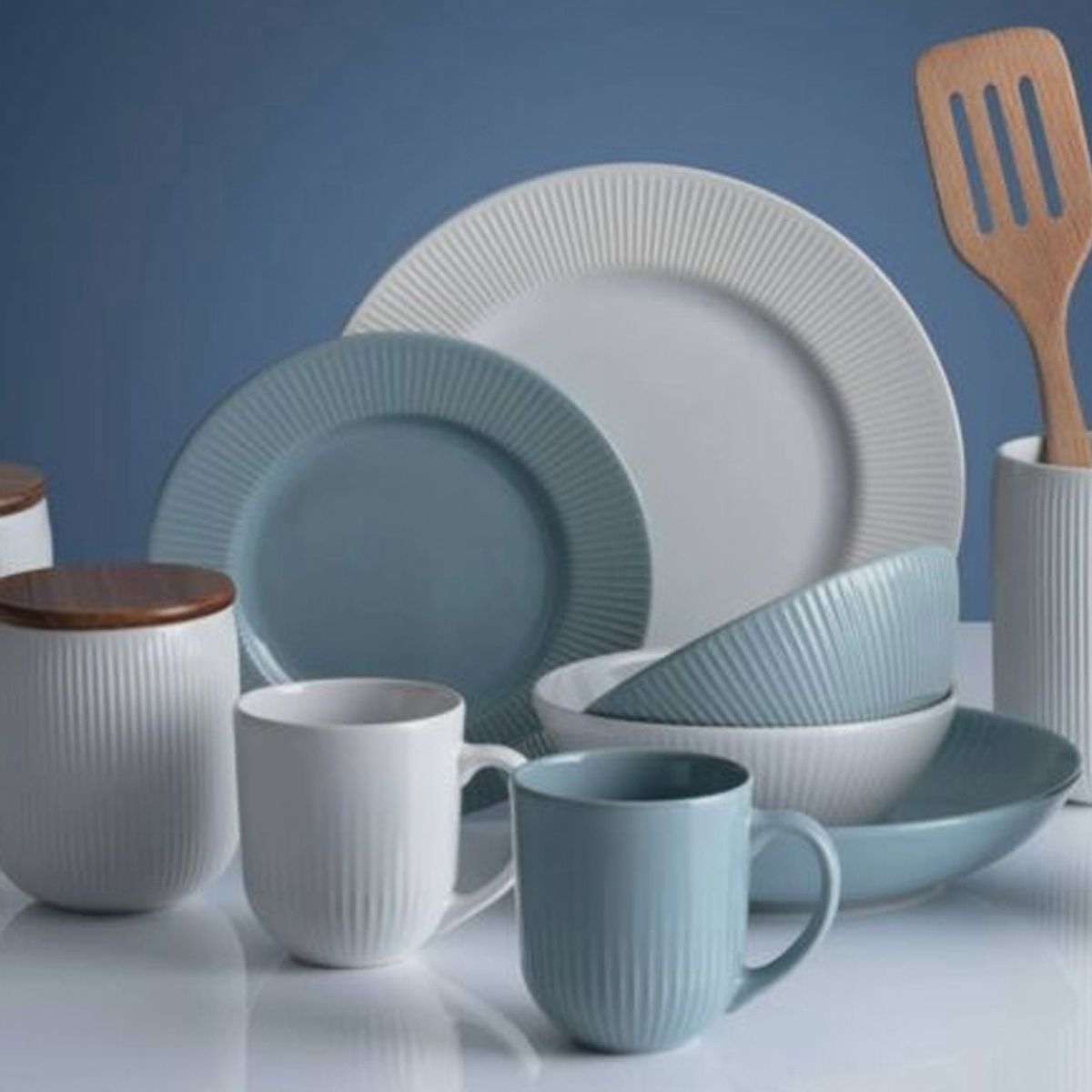 MASON CASH - Plato Base Linear 27 cms Azul Pastel.