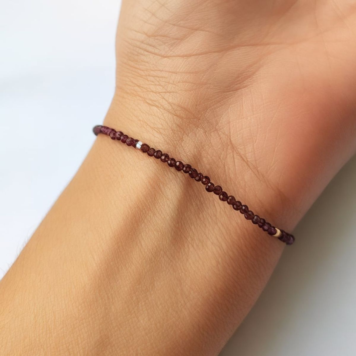 COGGIOLA - Pulsera Cristal Morado Oscuro Mostacillas Enchapado Oro 18K