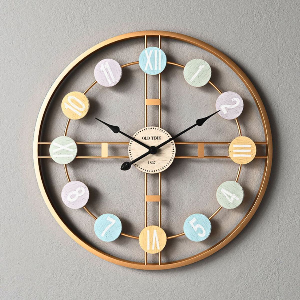 BOHEMIK - Reloj Mural Dorado Con Números Multicolor