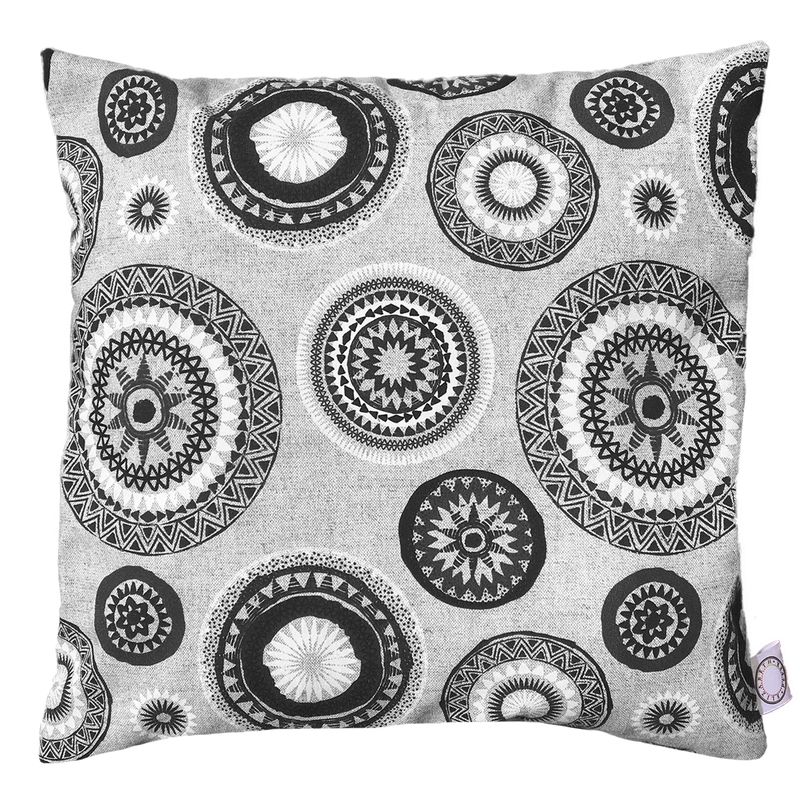 ELIZABETH PEPER - COJIN DECORATIVO DISEÑO MANDALAS BLANCO NEGRO 45X45 RELLENO