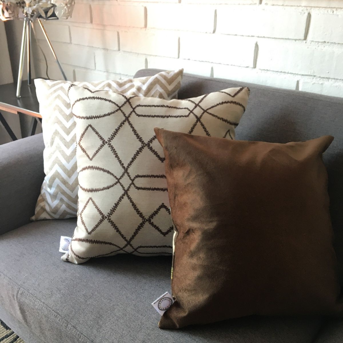 ELIZABETH PEPER - COJIN DECORATIVO DISEÑO CAFE OSCURO 45X45 RELLENO.