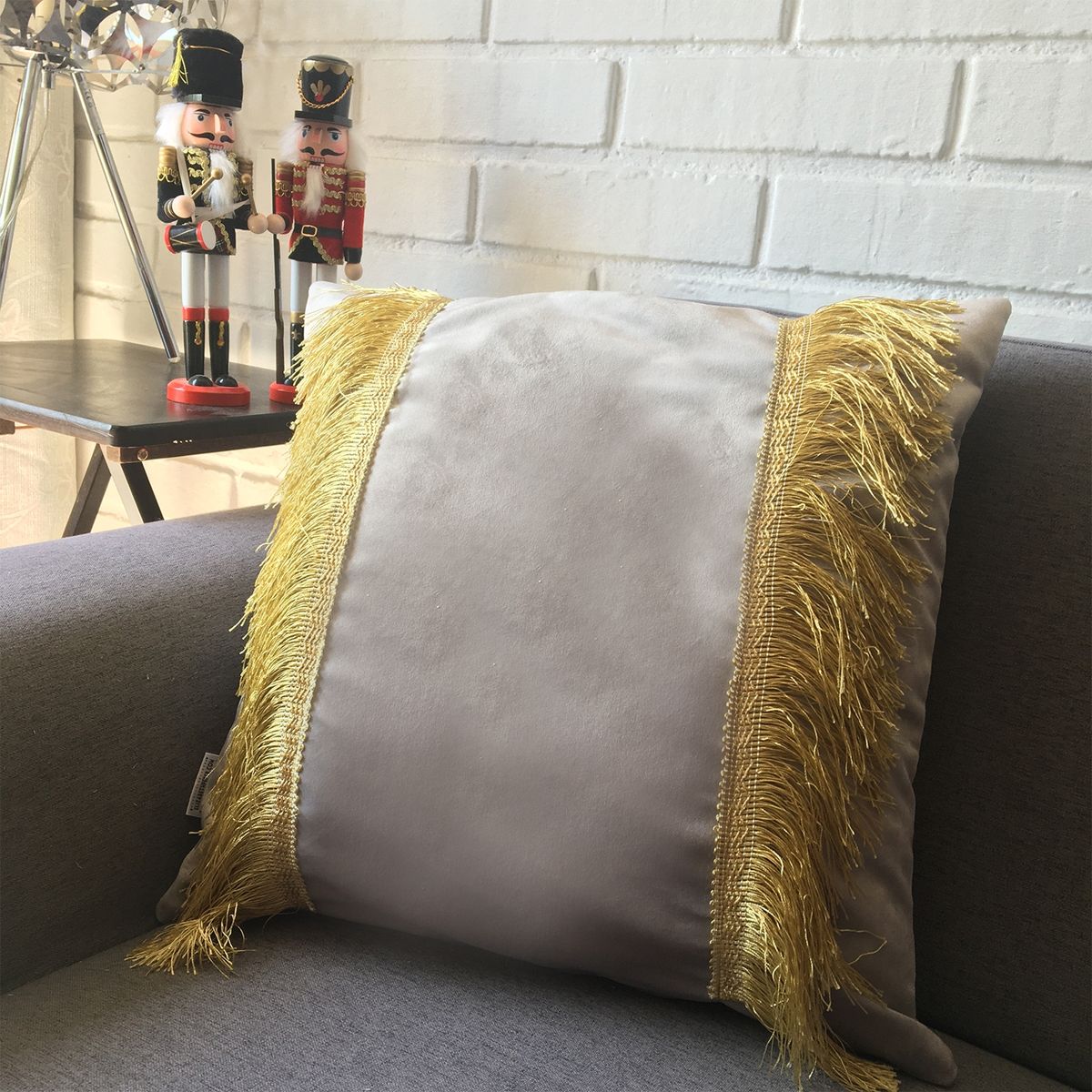 ELIZABETH PEPER - COJIN DECORATIVO DISEÑO FESTIVO GRIS Y DORADO 45X45 RELLENO.