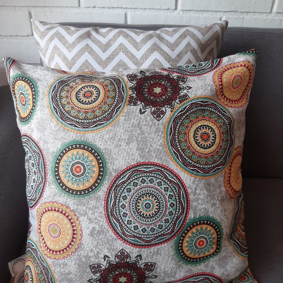 ELIZABETH PEPER - FUNDA COJIN DECORATIVO DISEÑO MANDALAS DE COLORES 50x50.