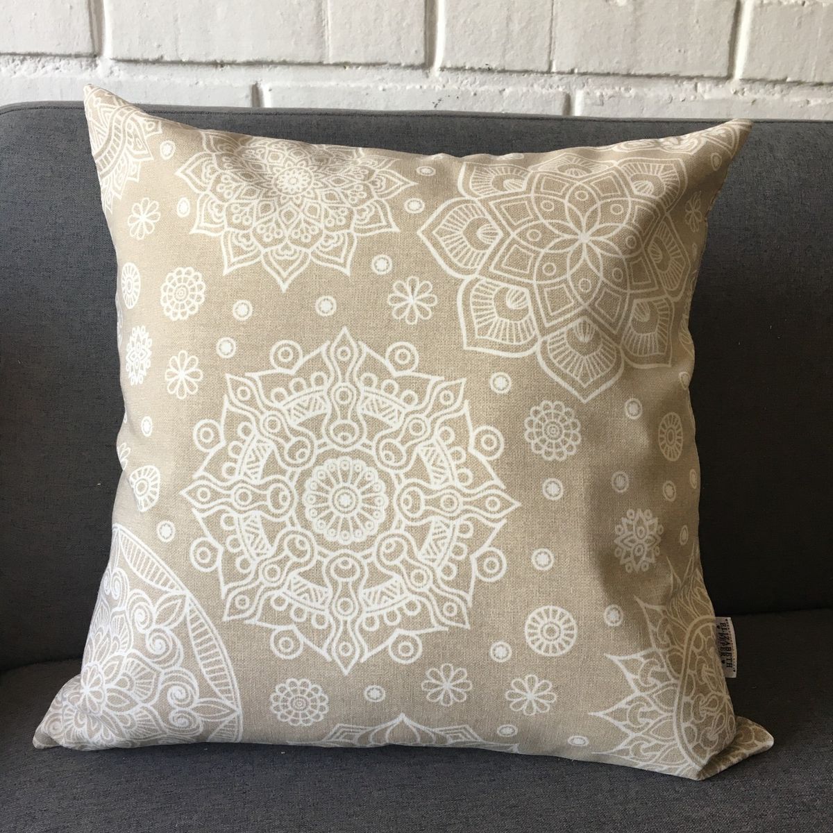 ELIZABETH PEPER - FUNDA COJIN DECORATIVO DISEÑO MANDALAS CREMA 50x50.