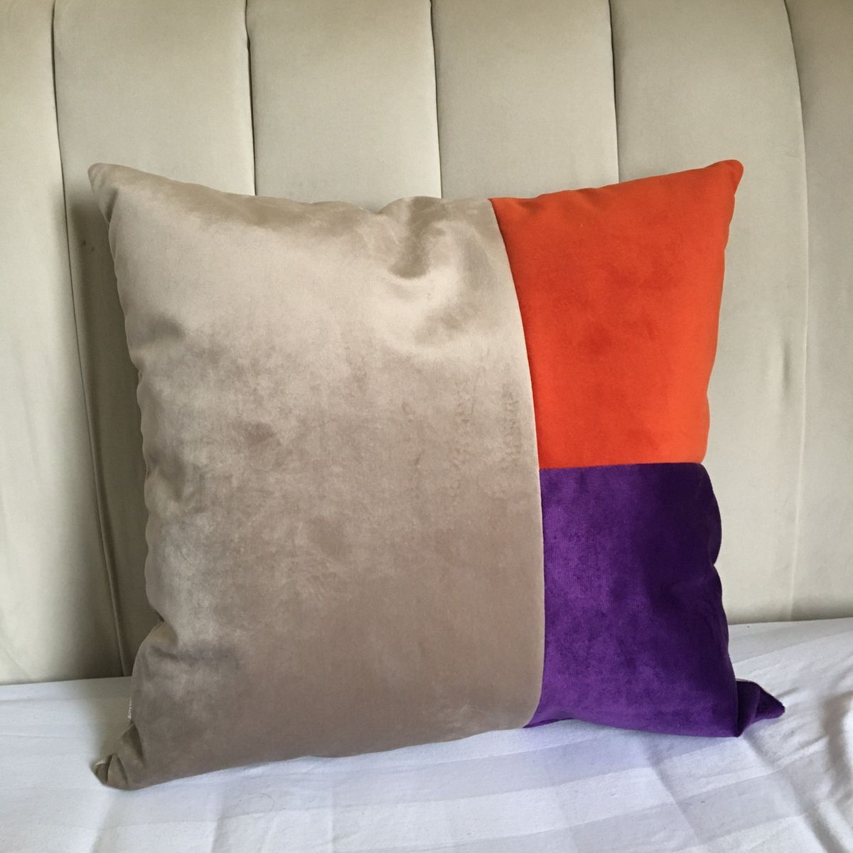 ELIZABETH PEPER - FUNDA COJIN DECORATIVO DISEÑO BEIGE MORADO Y NARANJO 50x50.