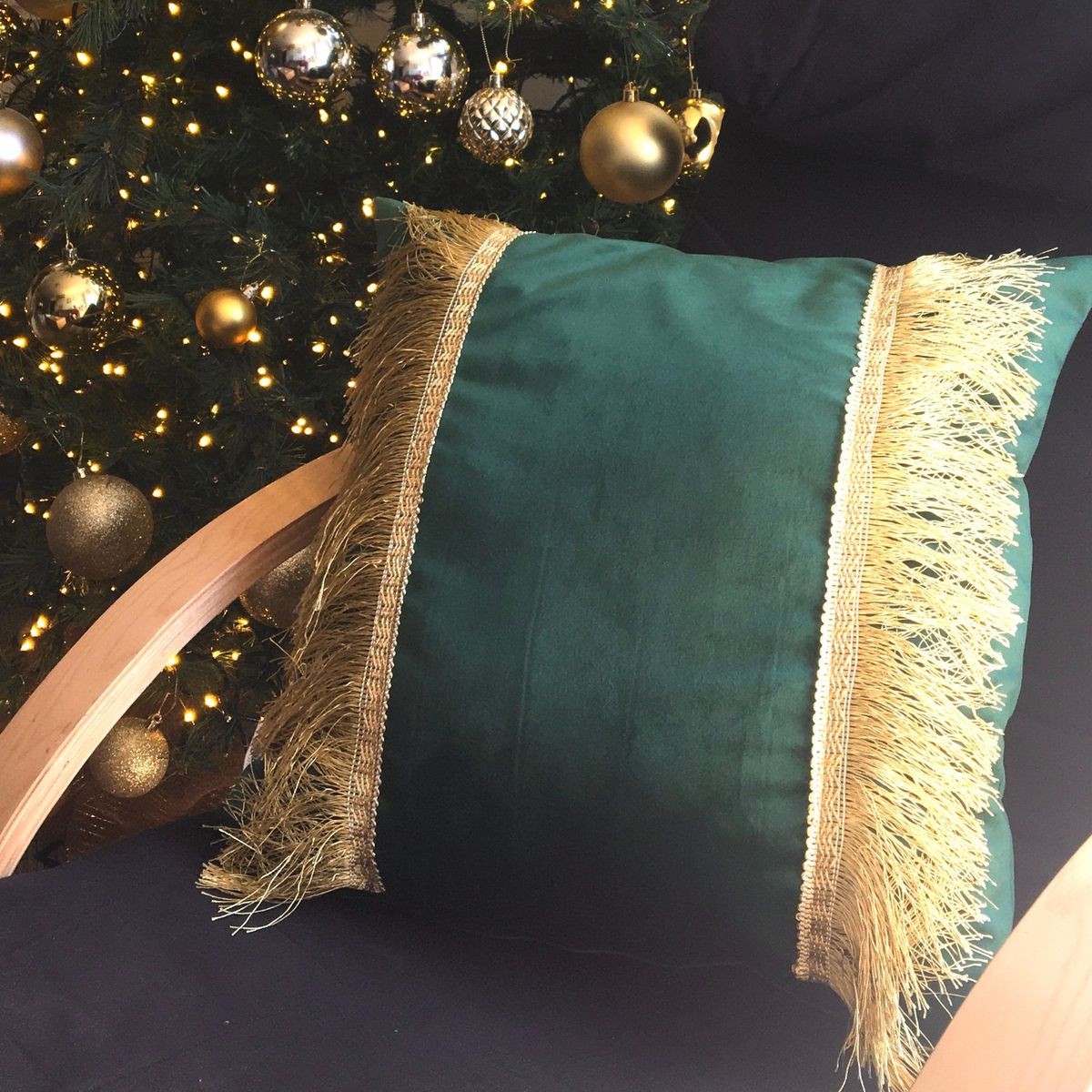 ELIZABETH PEPER - FUNDA COJIN DECORATIVO DISEÑO FESTIVO VERDE Y DORADO 50x50.