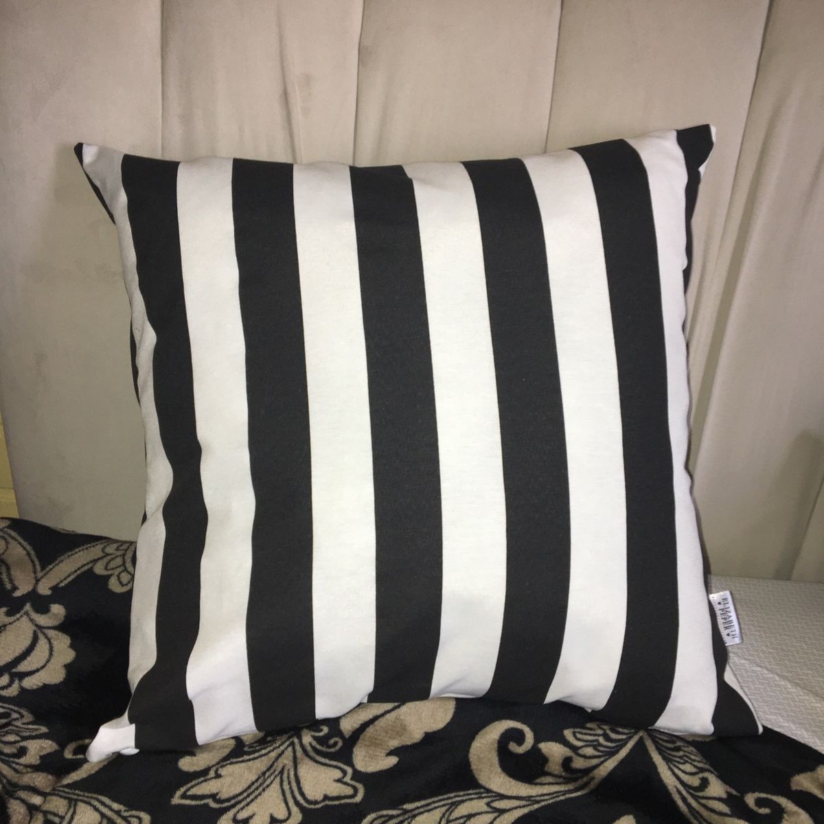ELIZABETH PEPER - COJIN DECORATIVO DISEÑO RAYAS BLANCO Y NEGRO 50x50 RELLENO.