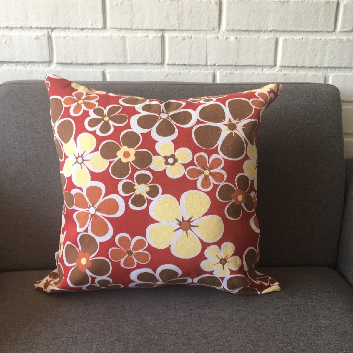 ELIZABETH PEPER - COJIN DECORATIVO DISEÑO ROJO FLORES AMARILLAS Y CAFE 50x50 RELLENO.