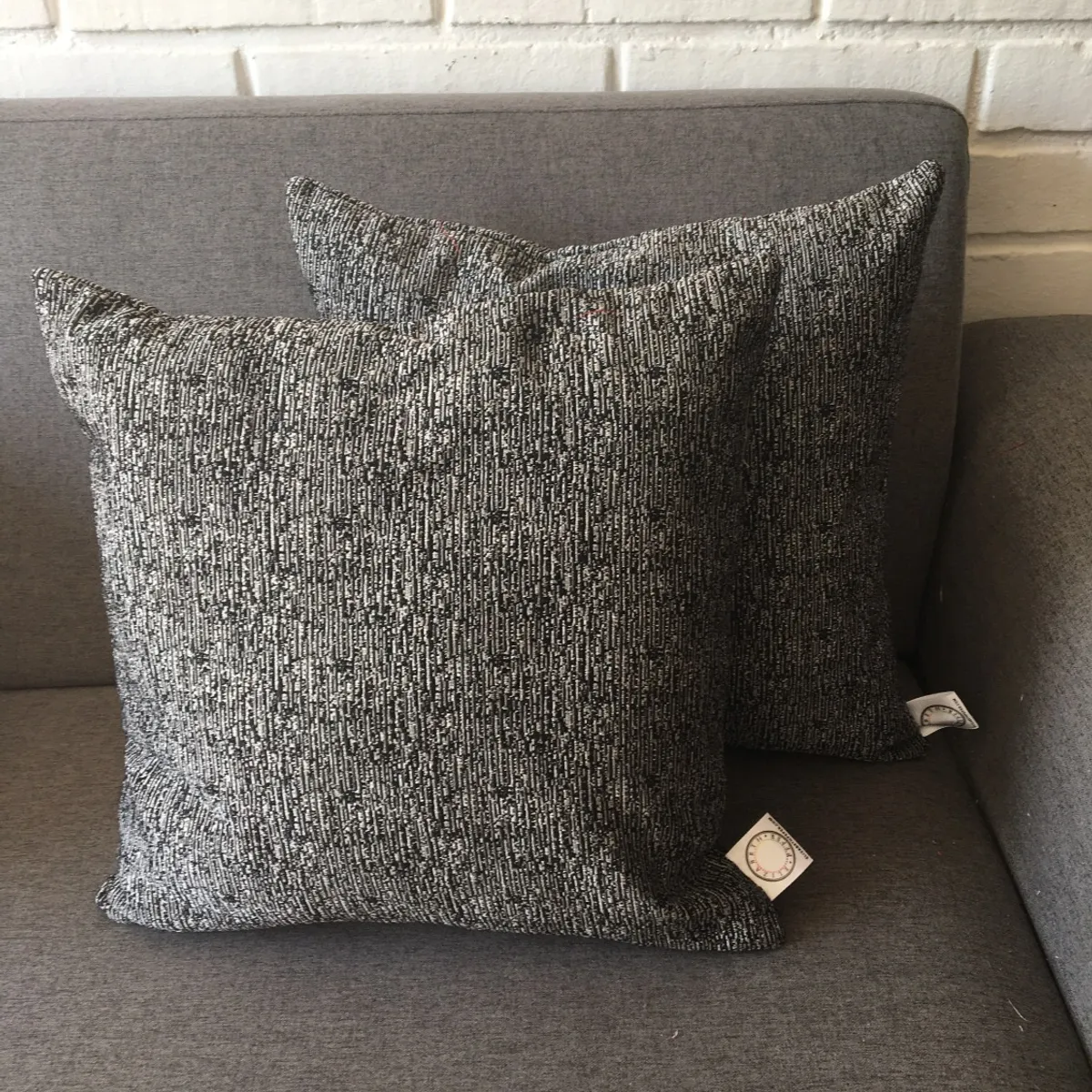 ELIZABETH PEPER - FUNDA COJIN DECORATIVO DISEÑO GRIS Y NEGRO 60x60.