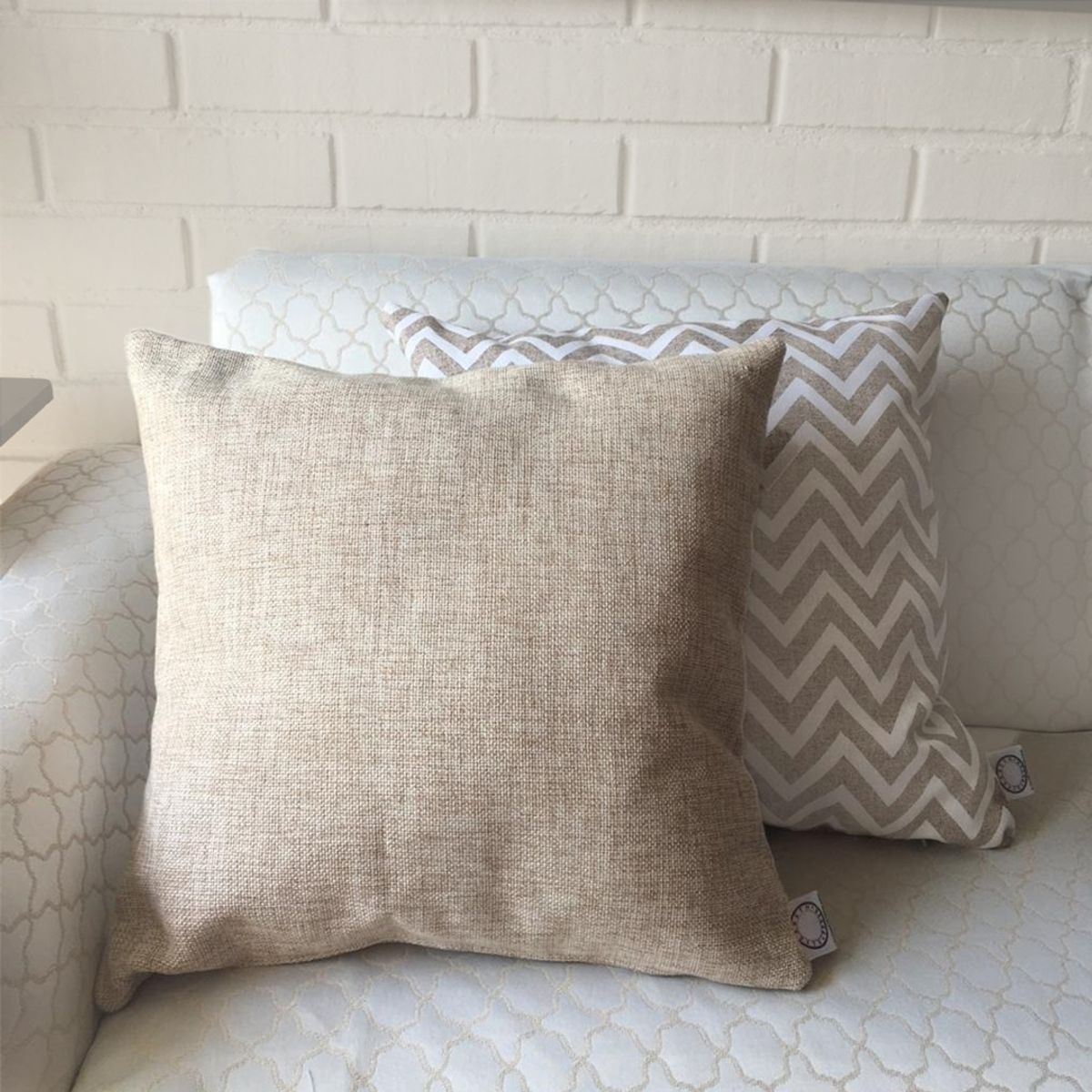 ELIZABETH PEPER - FUNDA COJIN DECORATIVO DISEÑO ZIGZAG CREMA Y BLANCO 60x60.