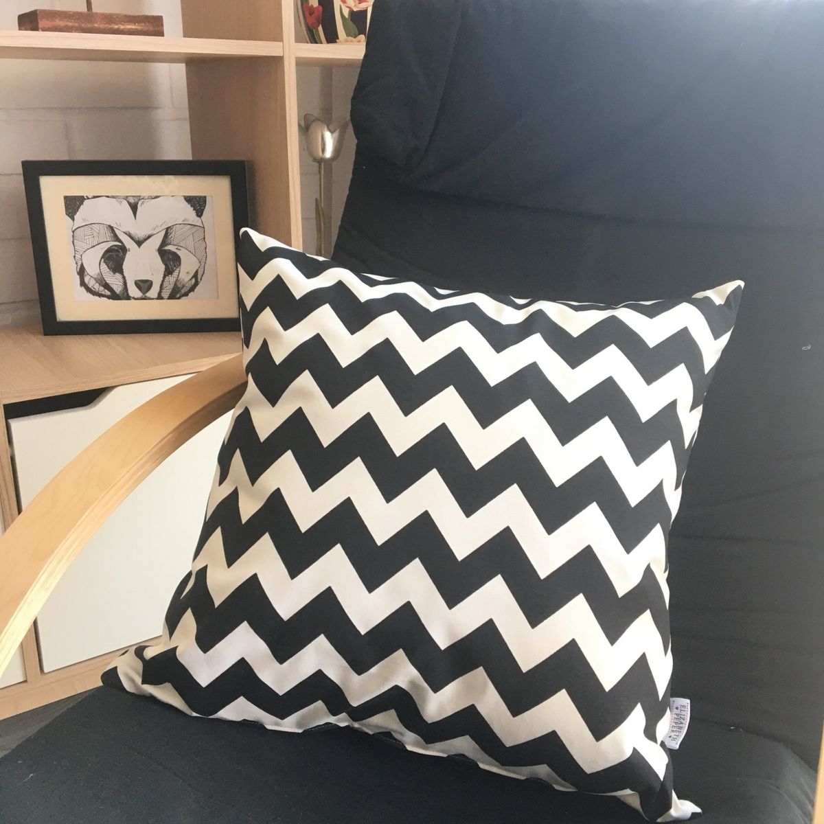 ELIZABETH PEPER - FUNDA COJIN DECORATIVO DISEÑO ZIGZAG BLANCO Y NEGRO 60x60.