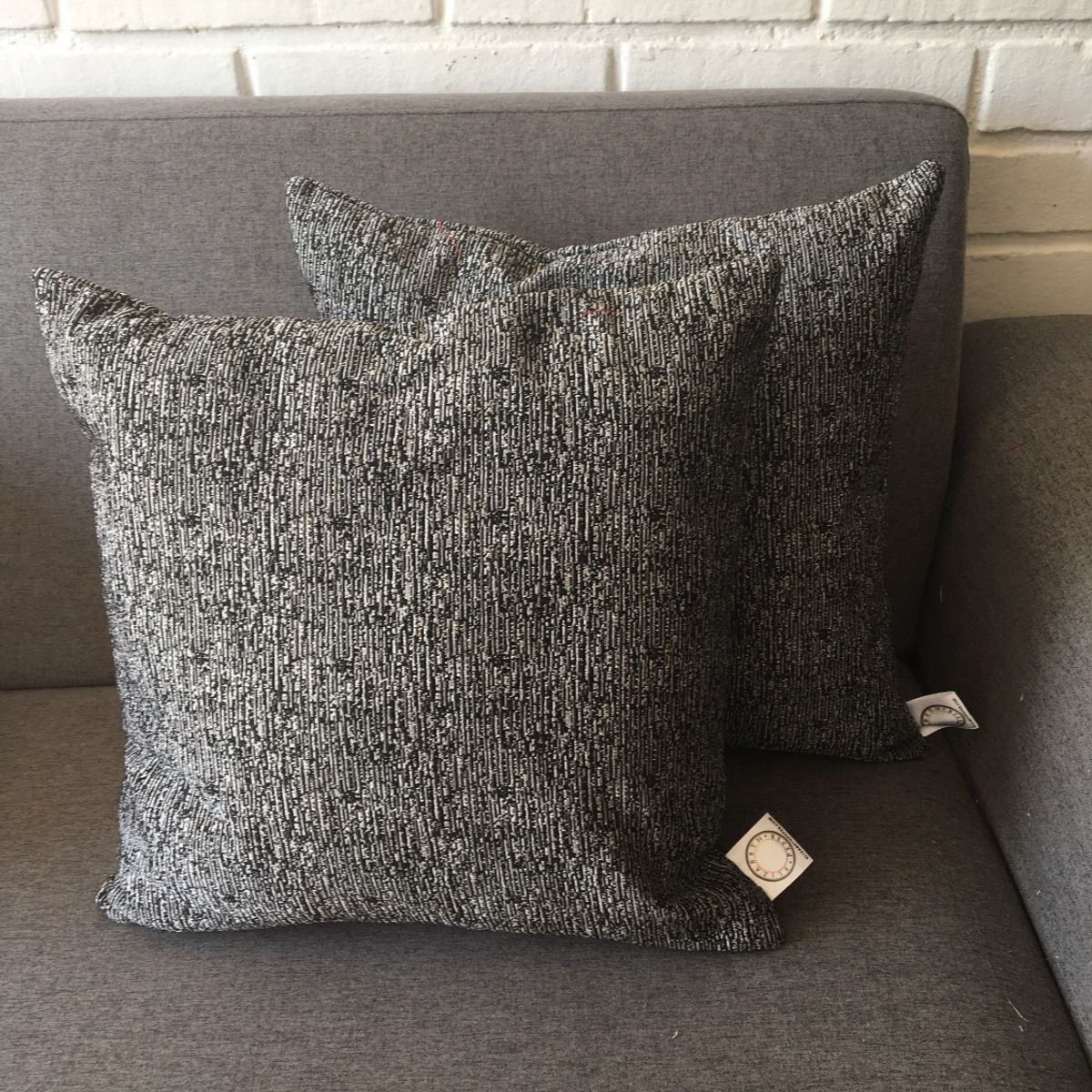 ELIZABETH PEPER - COJIN DECORATIVO DISEÑO GRIS Y NEGRO 60X60 RELLENO.