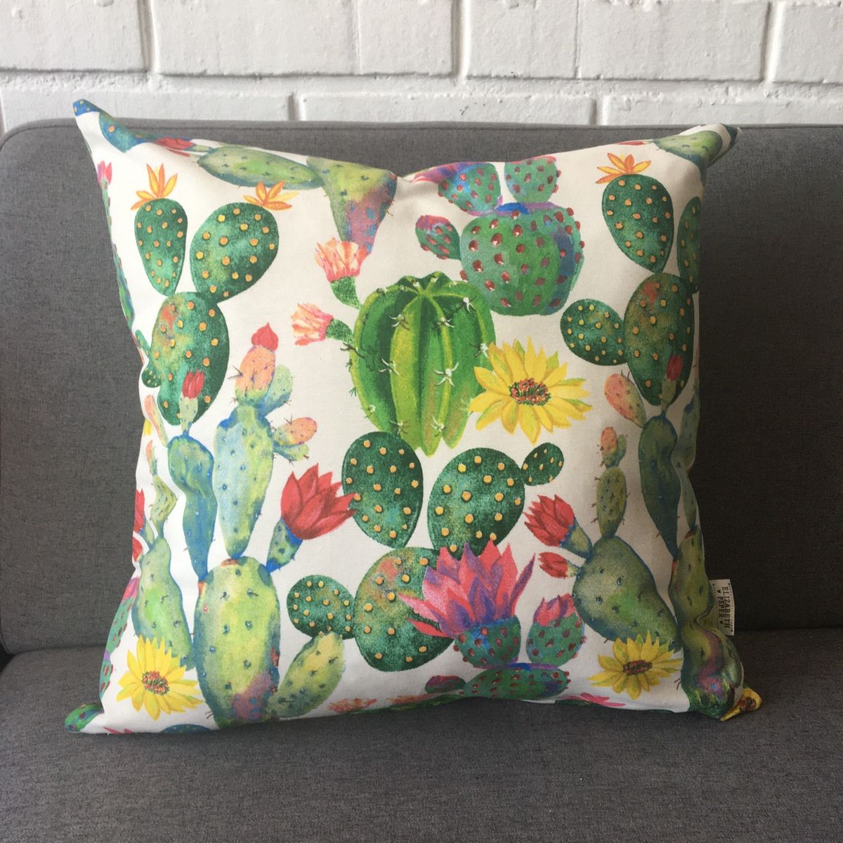 ELIZABETH PEPER - COJIN DECORATIVO DISEÑO CACTUS VERDE 60X60 RELLENO.