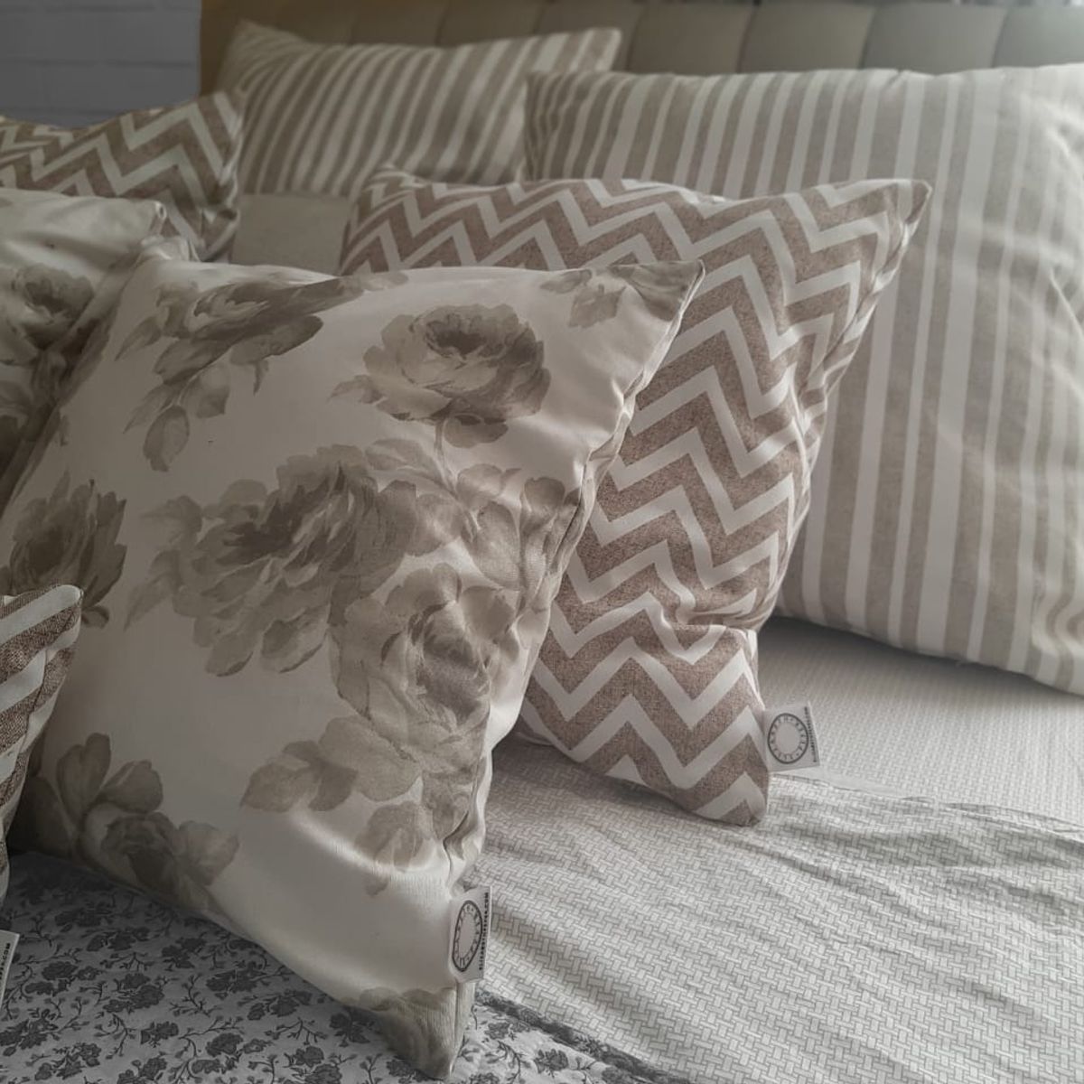 ELIZABETH PEPER - COJIN DECORATIVO DISEÑO ZIGZAG CREMA 50X30 RELLENO.