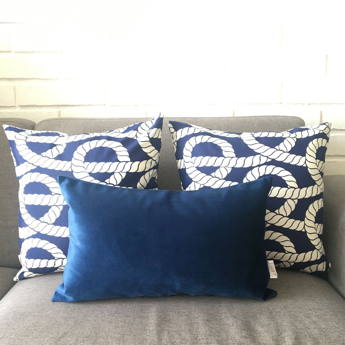 ELIZABETH PEPER - COJIN DECORATIVO DISEÑO SUAVE AZUL 50X30 RELLENO.