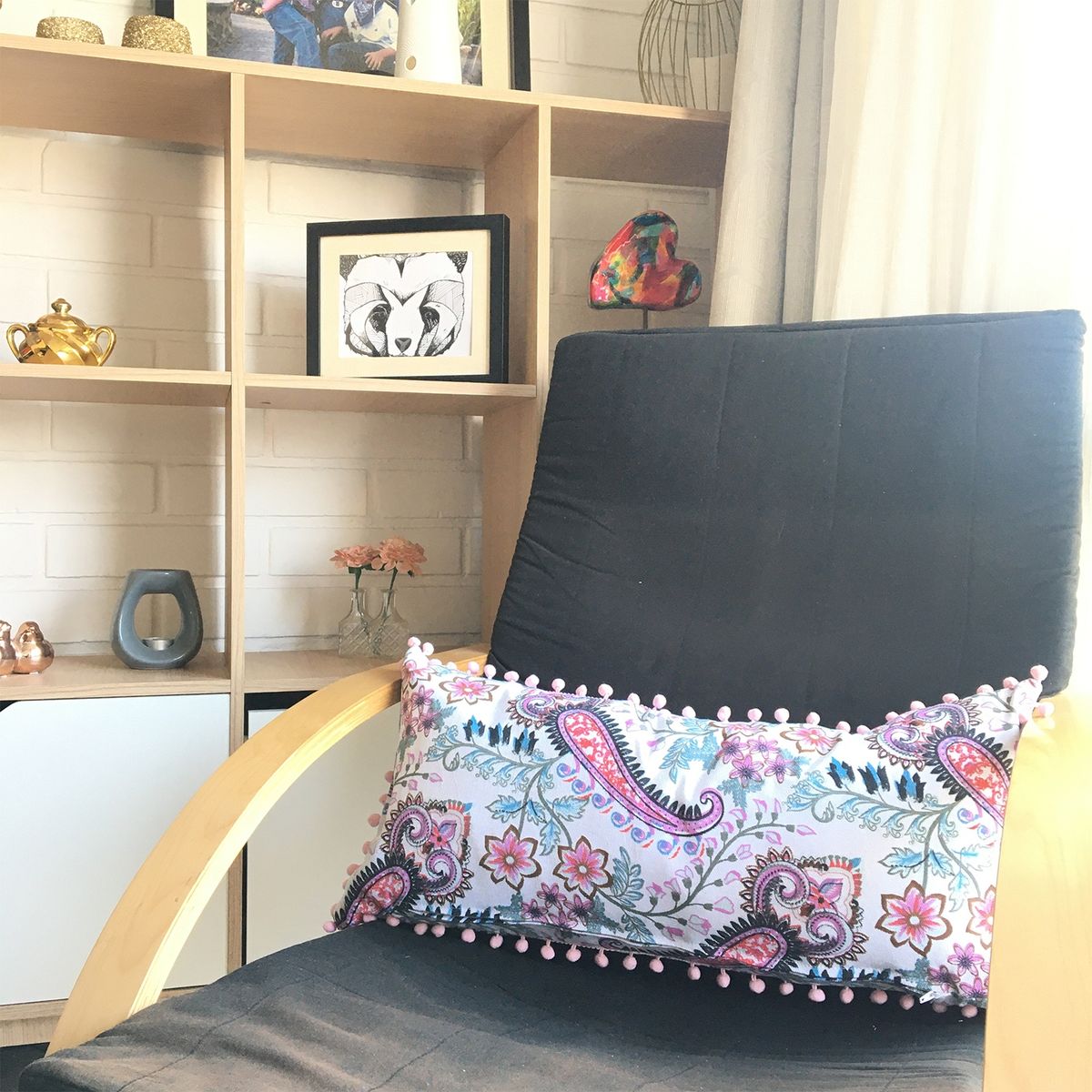 ELIZABETH PEPER - COJIN DECORATIVO DISEÑO PON PON ROSA 62X28 RELLENO.