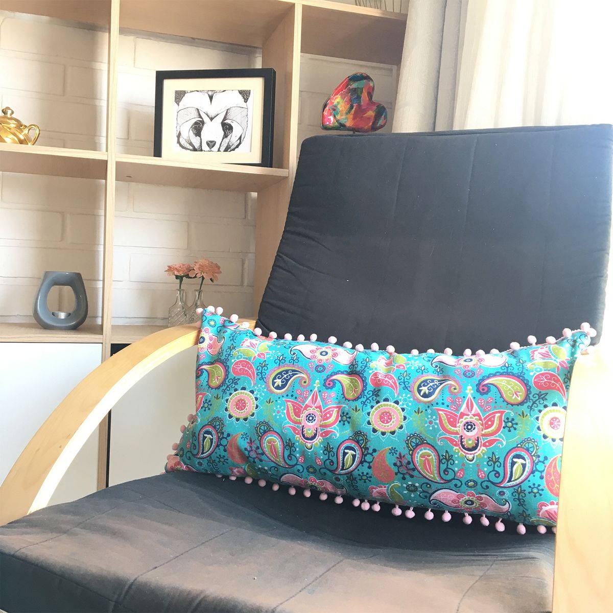 ELIZABETH PEPER - COJIN DECORATIVO DISEÑO PON PON TURQUESA 62X28 RELLENO.