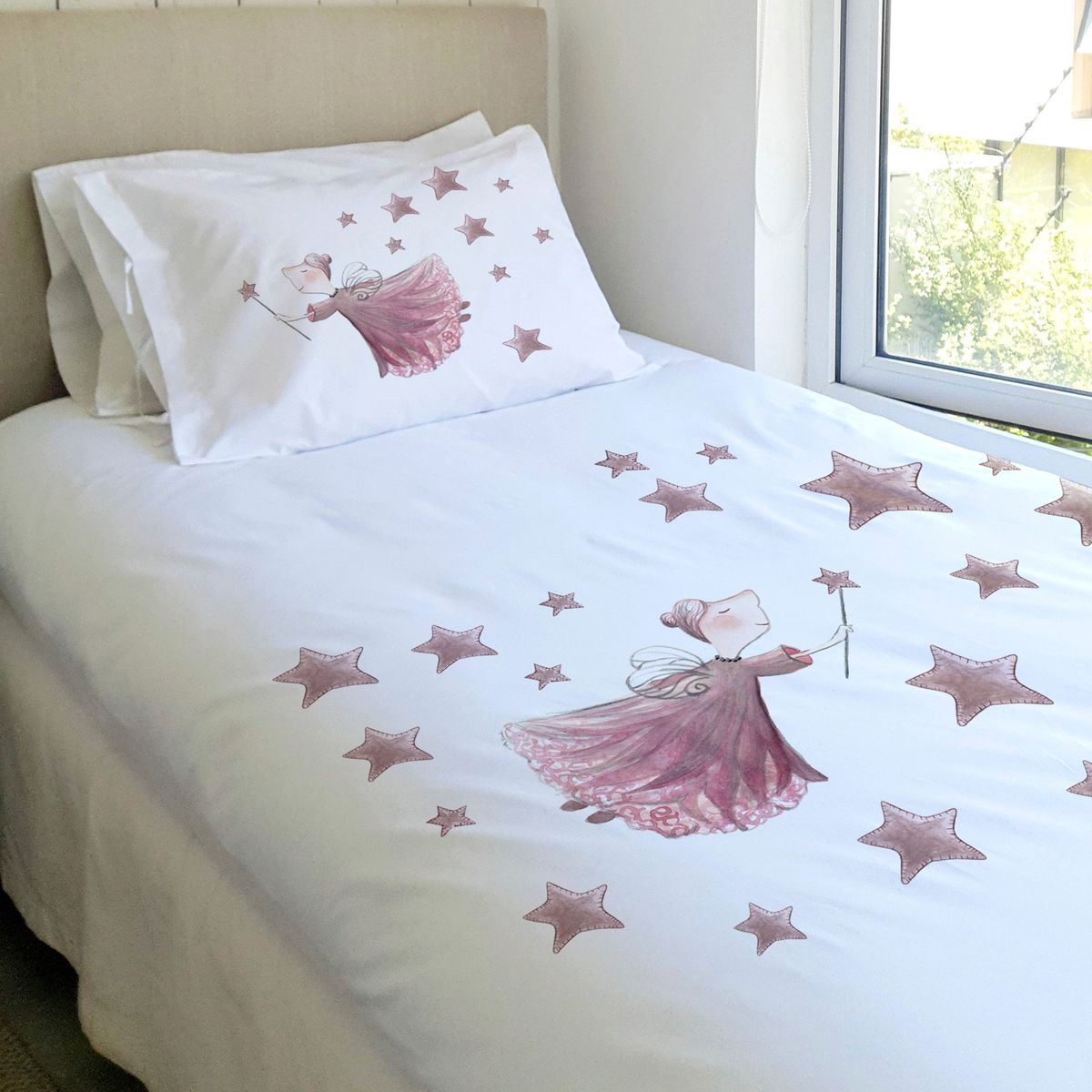 MARGARITA SCHEEL BY CASA ALVARINHO - JUEGO DE CAMA FUNDA DE PLUMÓN + SABANA BAJERA + 4 FUNDAS ALMOHADA HADA KING