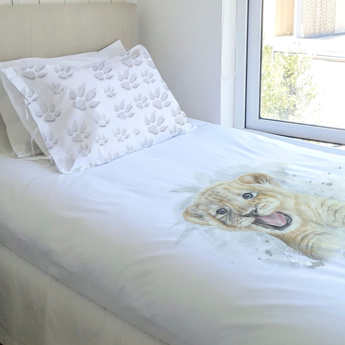 MARGARITA SCHEEL BY CASA ALVARINHO - JUEGO DE CAMA FUNDA DE PLUMÓN + SABANA BAJERA + 4 FUNDAS ALMOHADA LEÓN VALIENTE KING