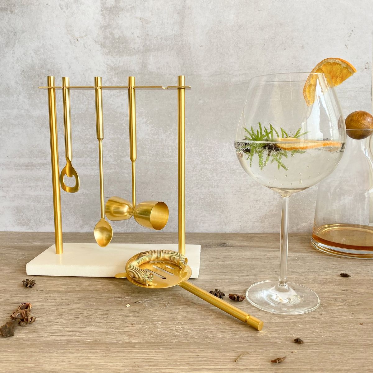 CONCEPTO MK - BARRA BAR DORADA CON BASE DE MARMOL