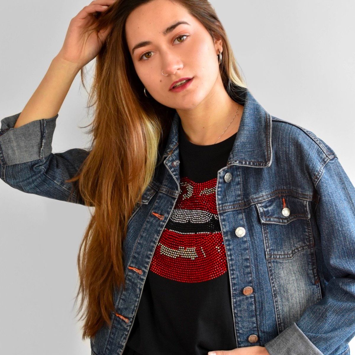 SSGLOW - POLERA MANGA CORTA NEGRA LABIOS ROJOS