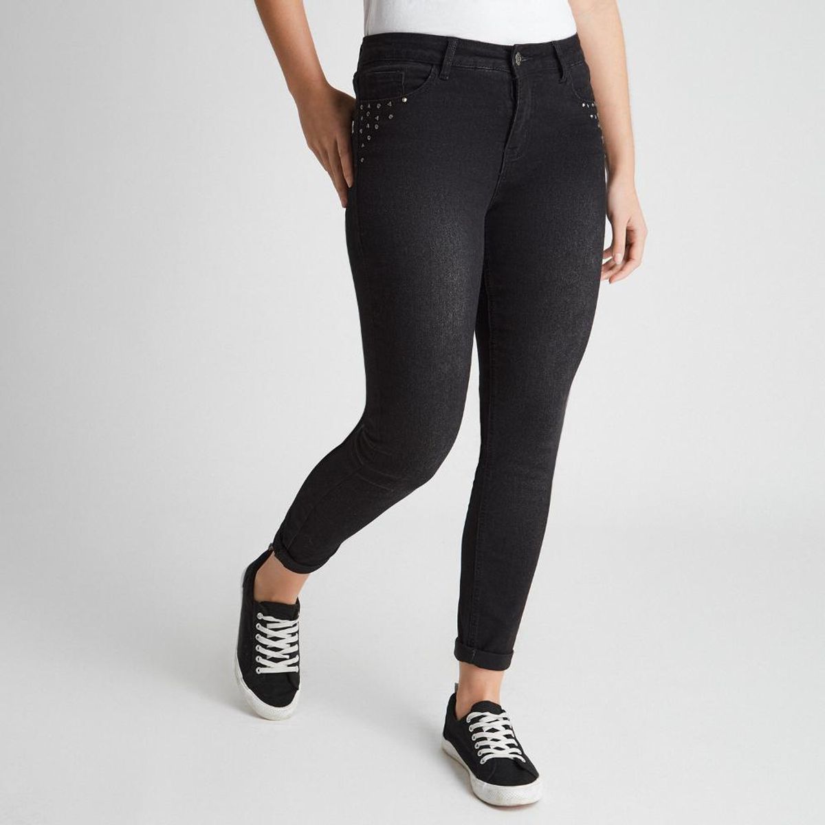 CURVI - Jeans Pitillo Con Tachas Y Dobladillo En Basta CURVI