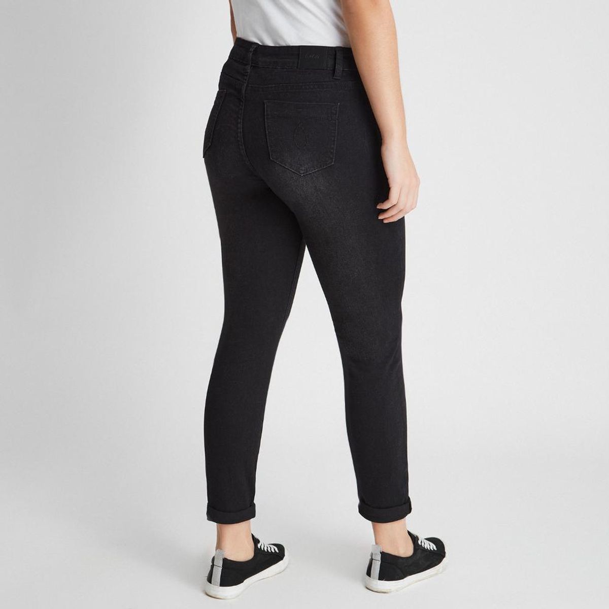CURVI - Jeans Pitillo Con Tachas Y Dobladillo En Basta CURVI