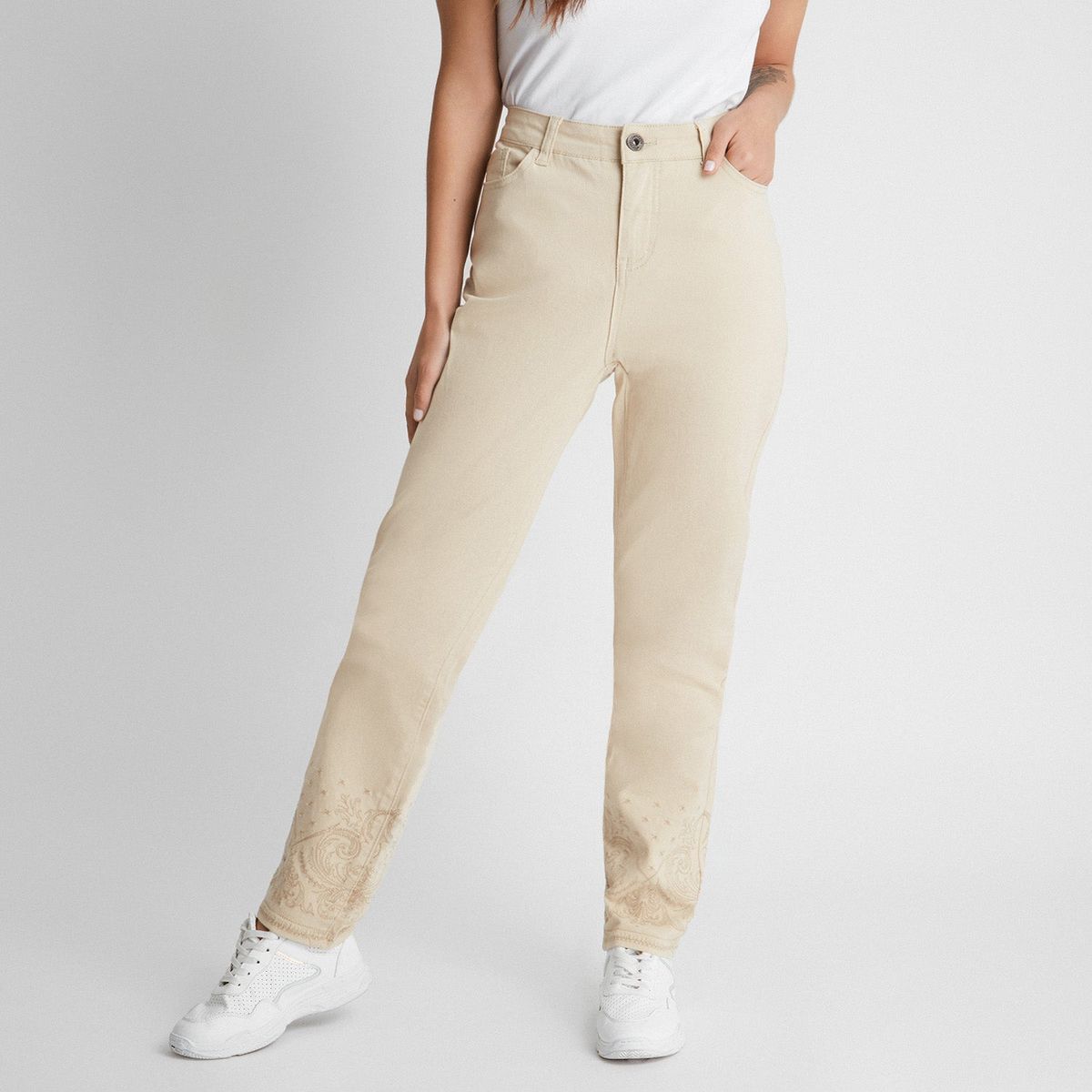 CURVI - Jeans Recto 5 Bolsillos Con Bordado Abajo CURVI