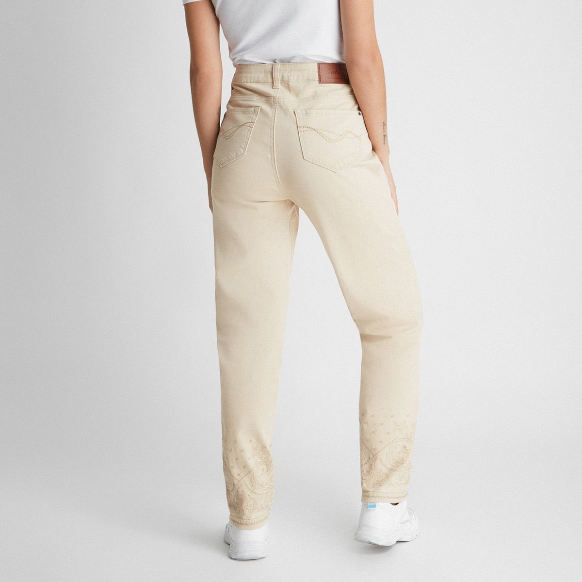 CURVI - Jeans Recto 5 Bolsillos Con Bordado Abajo CURVI
