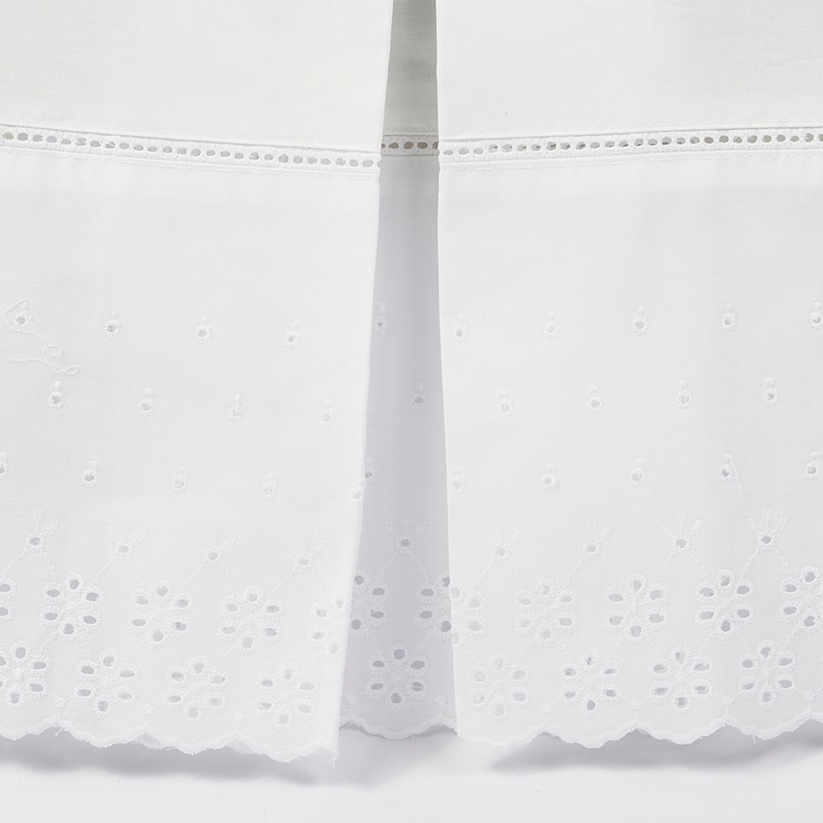 NINA HERRERA - Faldón Clásico Blanco 220 Hilos Super King