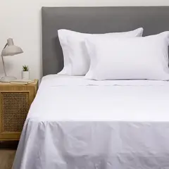ARTHOME - COMBO SABANA BLANCA + CUBRECOLCHON 1,5 PLAZAS