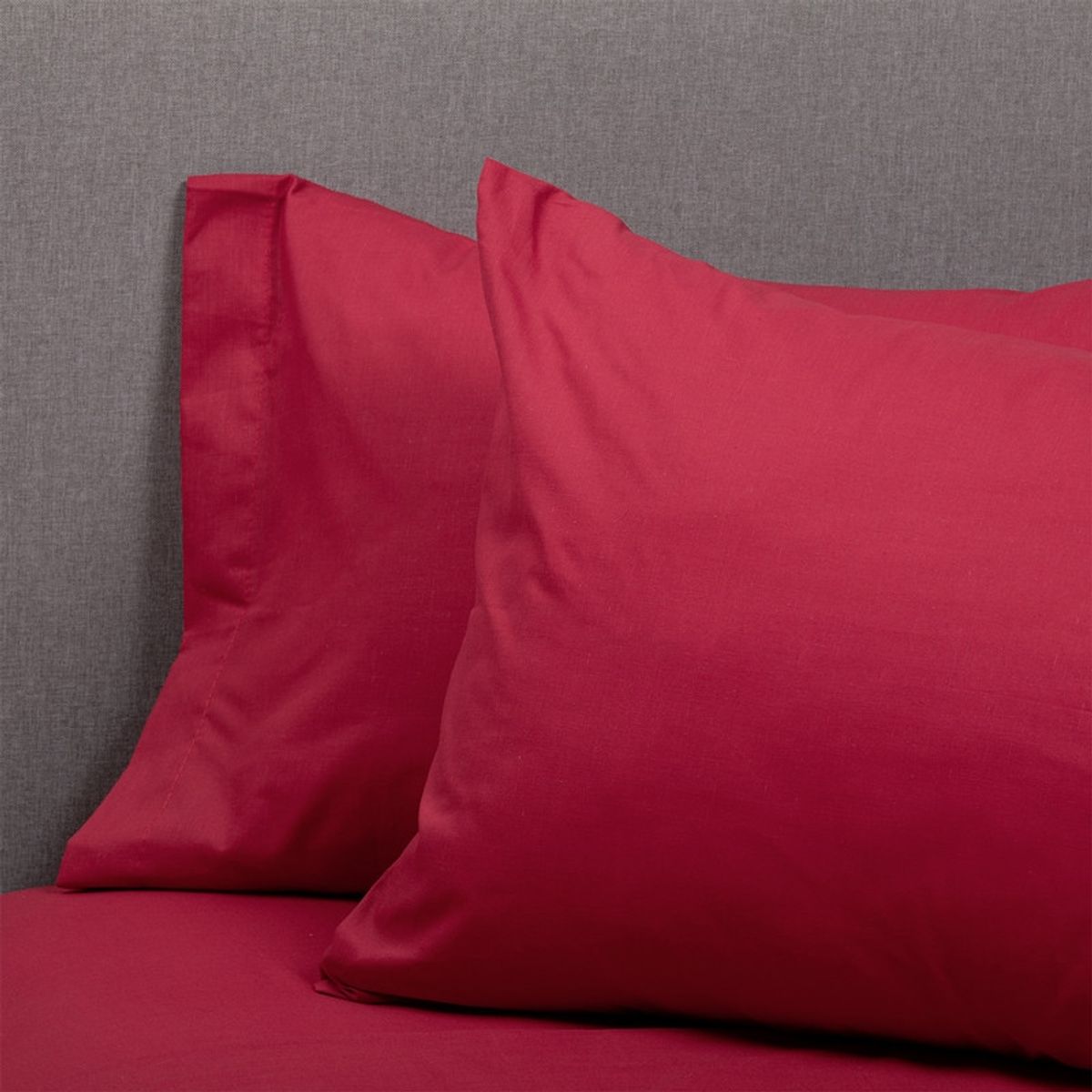 ARTHOME - COMBO SABANA ROJA + CUBRECOLCHON 1,5 PLAZAS