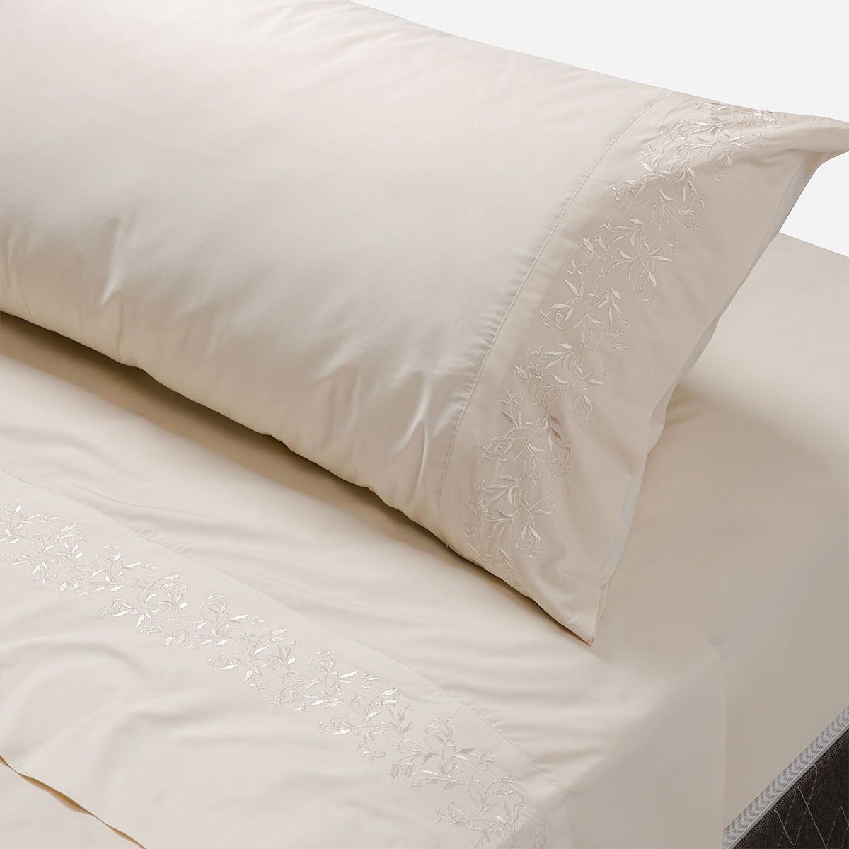 ROSEN - Sábana Rosen 300 Hilos Algodón Bordada Arena 1,5 Plazas