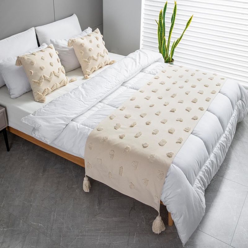 DEKOHOME - Piecera cama, material algodón incluye 2 cojines.