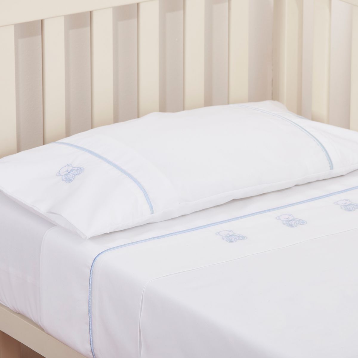 NINA HERRERA - Sábana Cuna Bordada Osito Celeste 220 Hilos