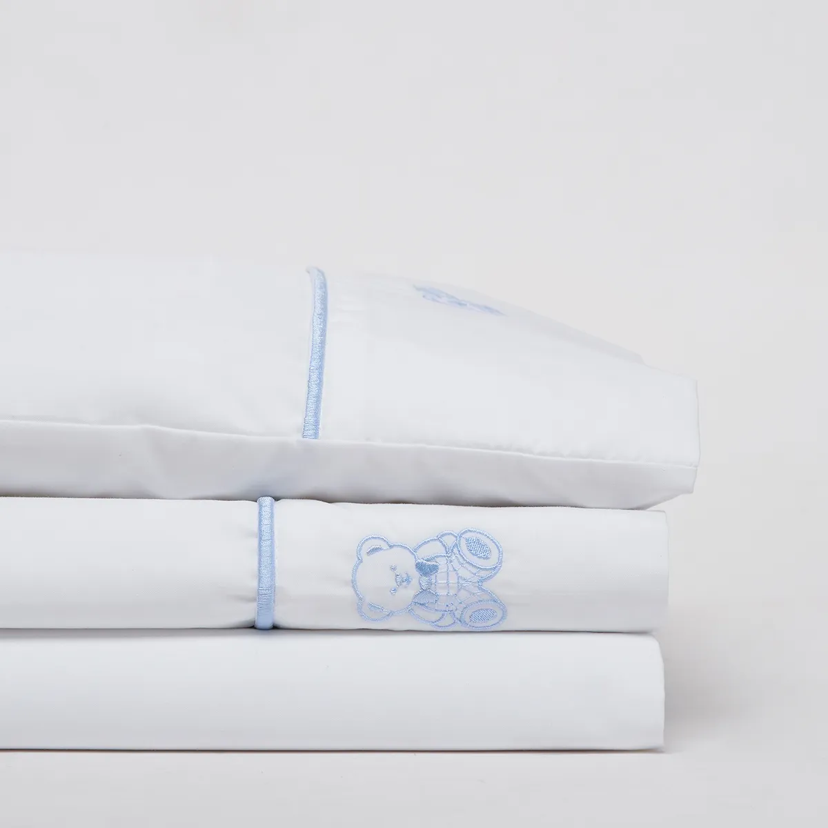 NINA HERRERA - Sábana Cuna Bordada Osito Celeste 220 Hilos