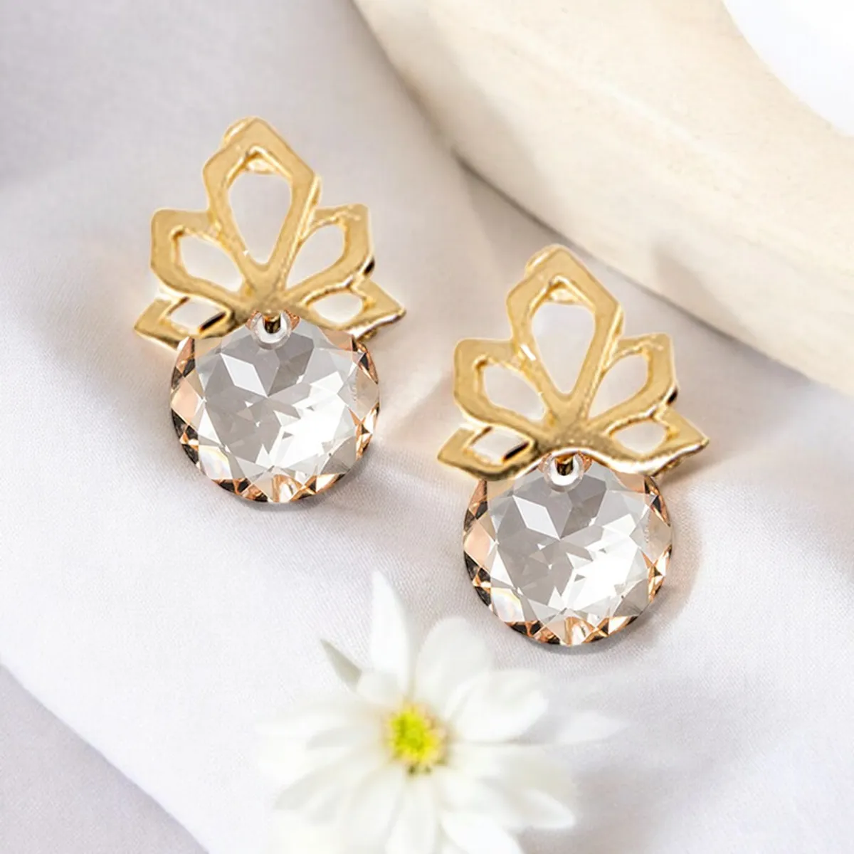 JOYAS MONTERO - Aros Bali Gold 24K creado con cristales de Swarovski® Golden Shadow